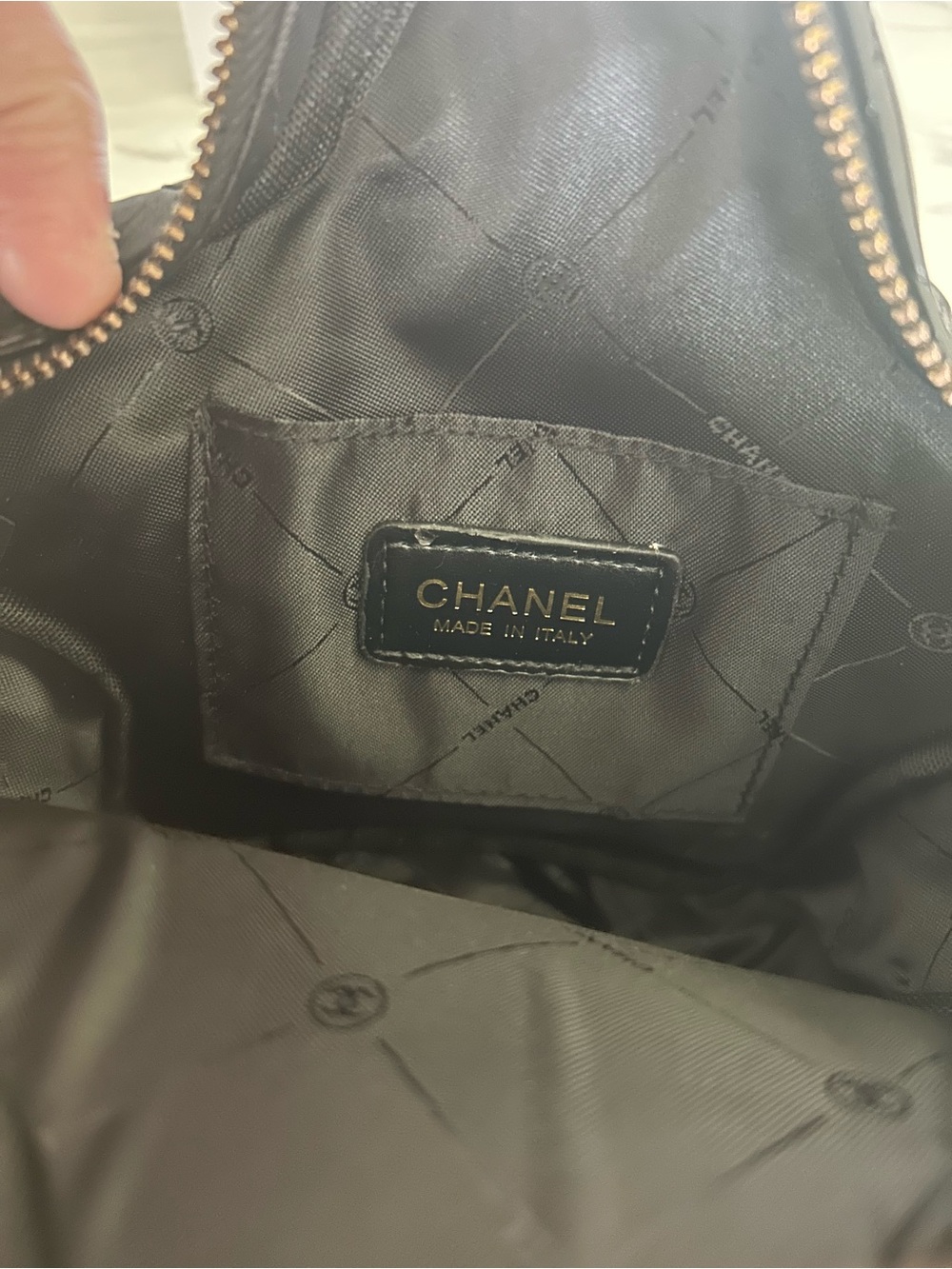 Chanel Black Quilted Star Crossbody Bag with Gold Hardware VIP GPW - Picture 11 of 12
